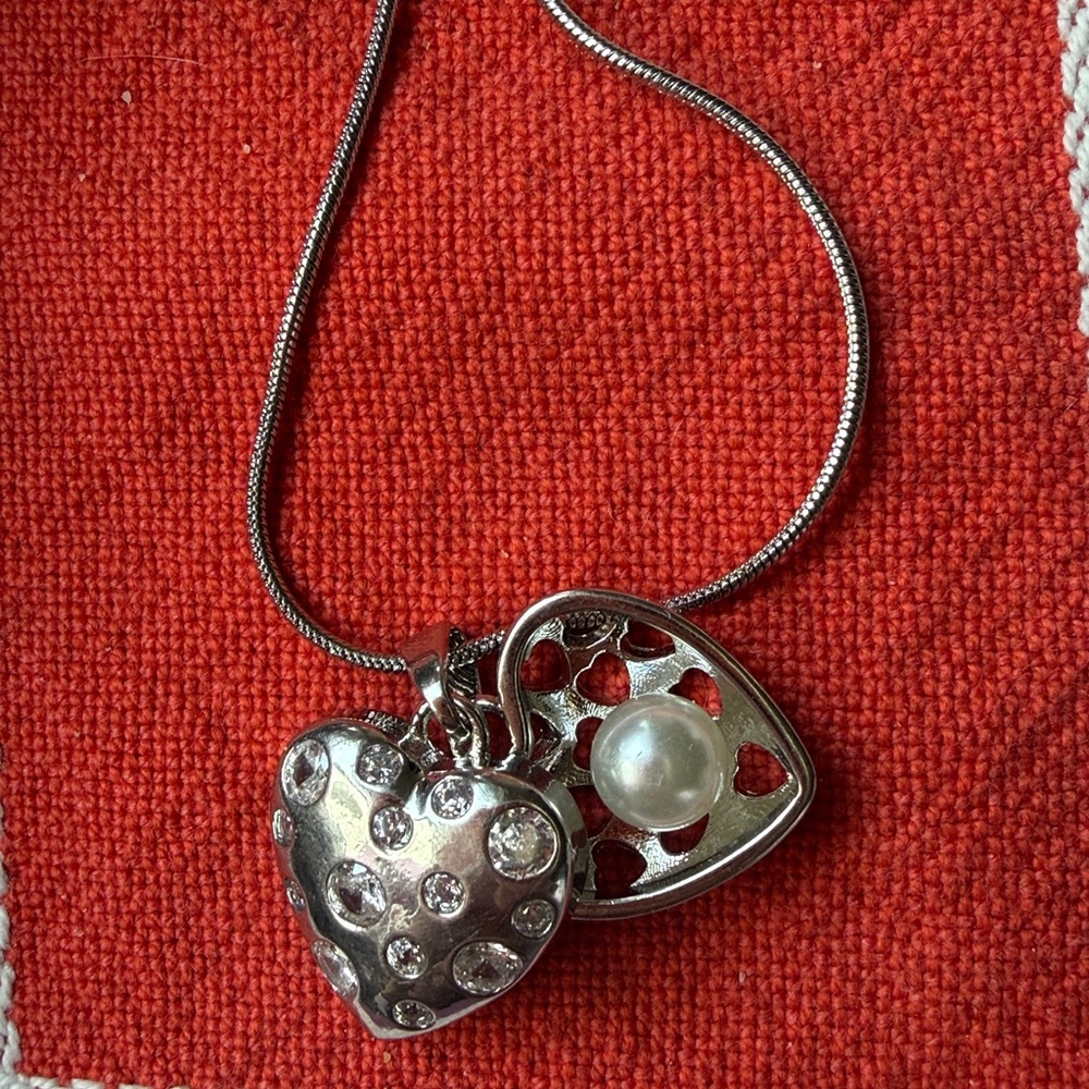 🩷 HEART LOCKET AND FAUX PEARL NECKLACE 🩷 NWOT 🩷